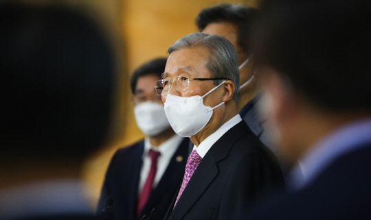 지난 4월8일 오전 김종인 당시 국민의힘 비상대책위원장이 국회에서 열린 당 의원총회를 마친 뒤 취재진의 질문에 답변하고 있다.[사진=연합뉴스]